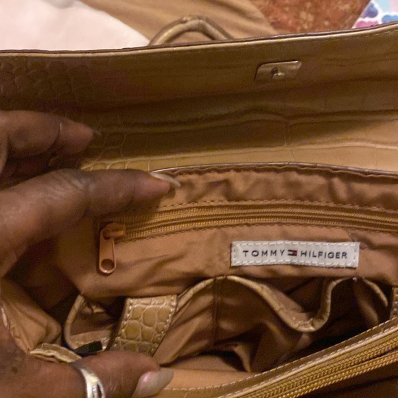 Tommy Hilfiger purse - Picture 5 of 10